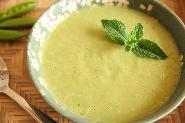 Soupe fraîche de petits pois à la menthe