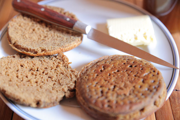Crumpets à l'épeautre et au lait de riz