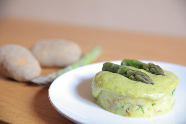 Crème d'asperge sur lit de pommes de terre