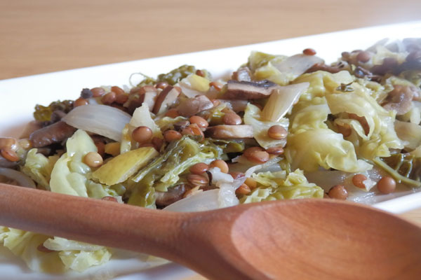 Chou au citron, lentilles et champignons