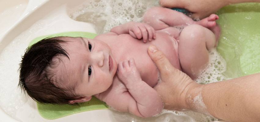 Le bain de bébé, moment d'échange