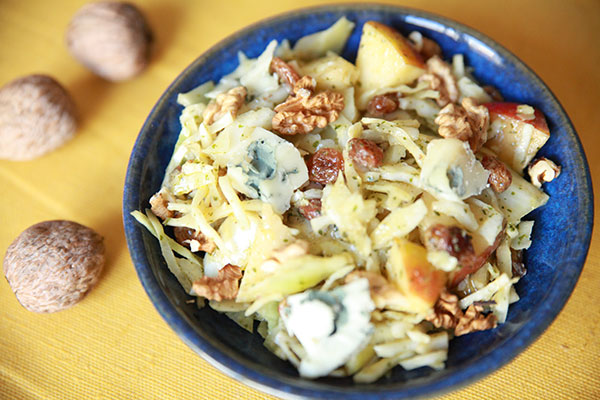 Salade de chou blanc aux noix et au roquefort