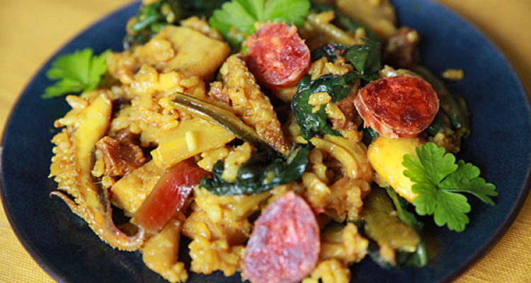Paella à l'encornet et au chorizo