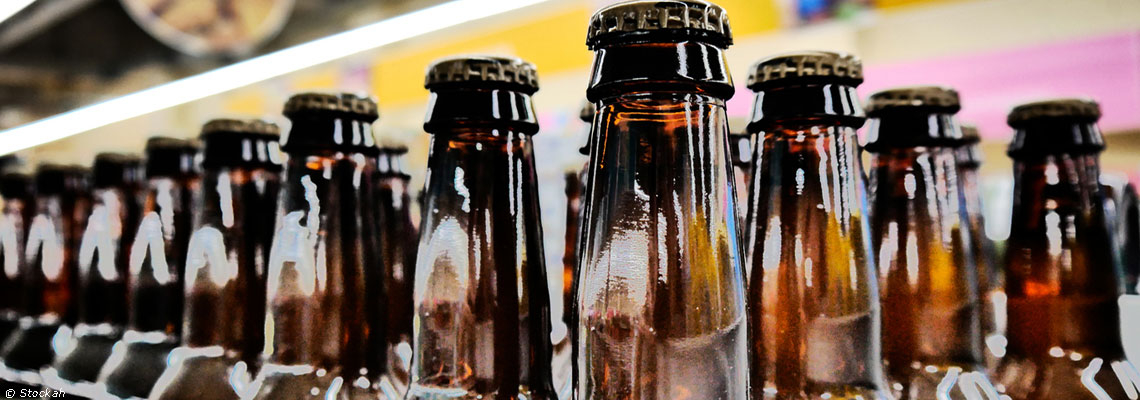 La pollution aux microplastiques est plus élevée dans les boissons en bouteilles de verre, la peinture des capsules en métal mise en cause