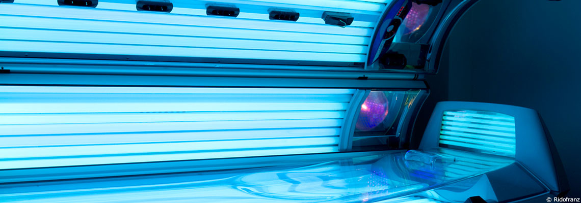 Bronzage artificiel : inutile, dangereux… mais toujours autorisé !